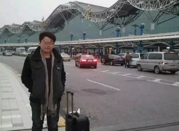 出差回家,玉米地發現妻子和村長,村長看到是俺,打110報警