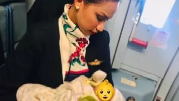 菲空姐母愛洋溢 機上為乘客嬰兒哺乳
