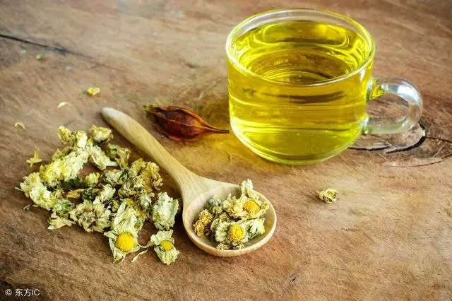 很累卻睡不著?除了熱牛奶,你可以吃這8種食物更快入睡