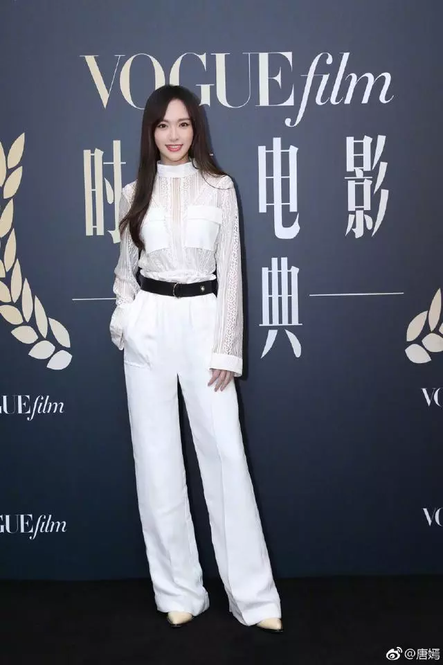 唐嫣出席盛典和baby攬腰合影,楊冪被質疑對她翻白眼,氣氛太尷尬