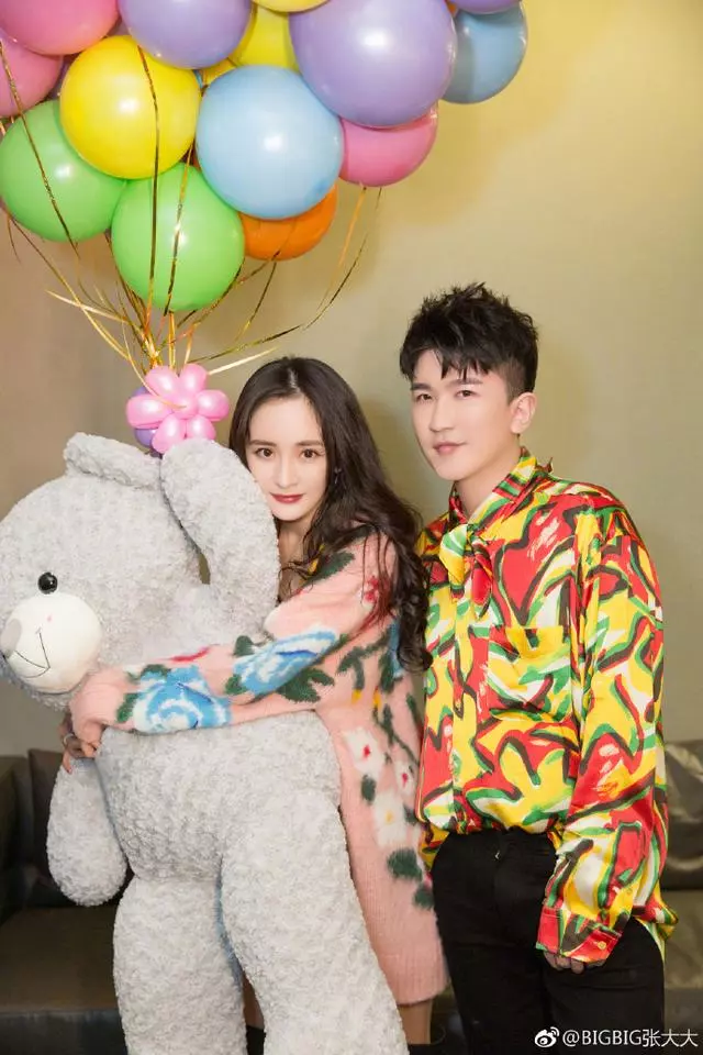 唐嫣出席盛典和baby攬腰合影,楊冪被質疑對她翻白眼,氣氛太尷尬