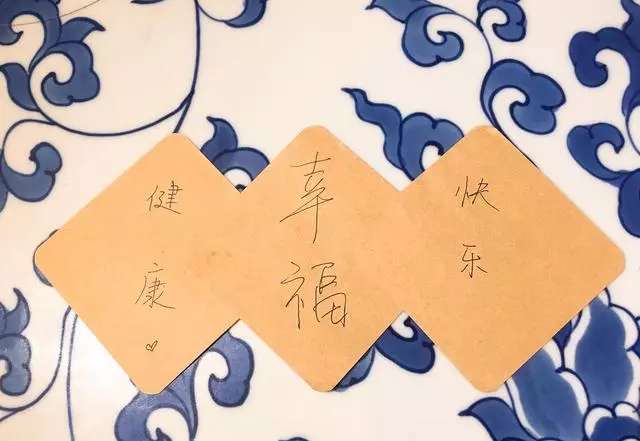 唐嫣出席盛典和baby攬腰合影,楊冪被質疑對她翻白眼,氣氛太尷尬