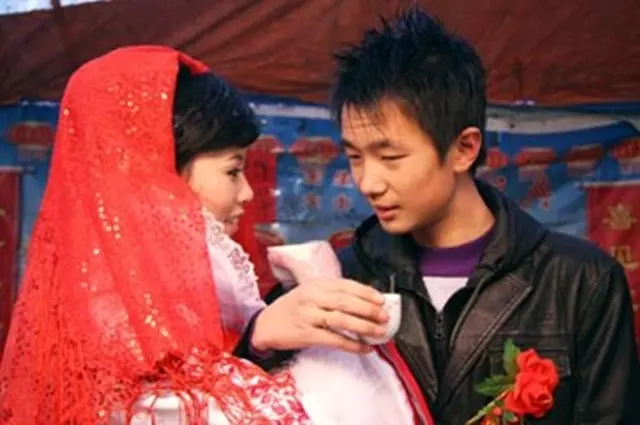 生下雙胞胎,婆婆來照顧坐月子,滿月酒前姐姐來一趟,我堅決離婚