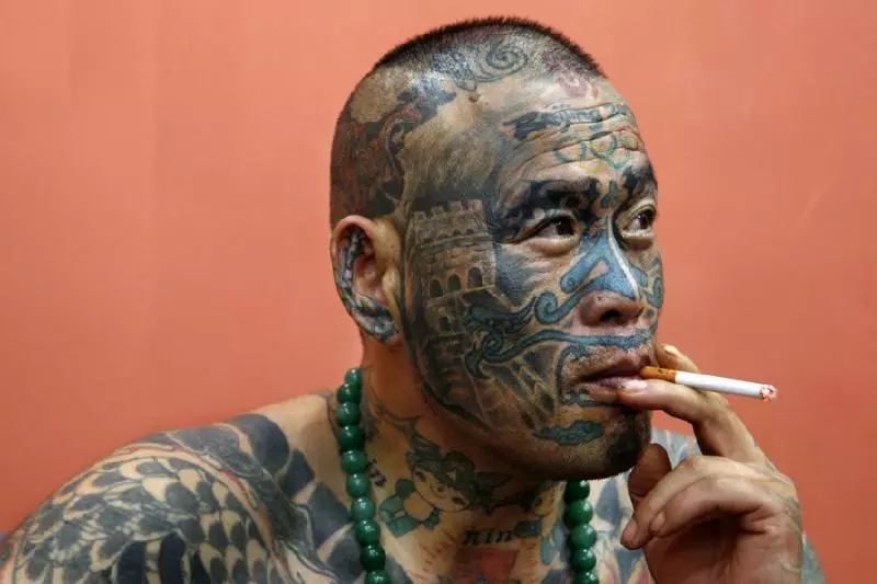弟弟娶個漂亮媳婦,婚禮上新娘一直敬我酒,低頭看到她的手我趕緊報了警