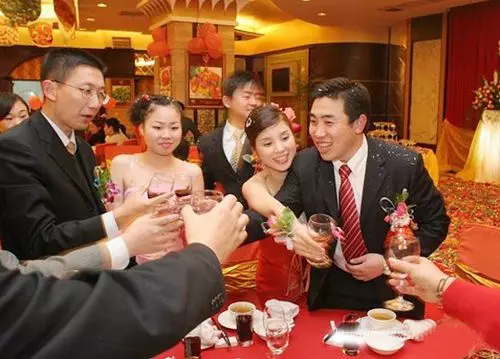 弟弟娶個漂亮媳婦,婚禮上新娘一直敬我酒,低頭看到她的手我趕緊報了警