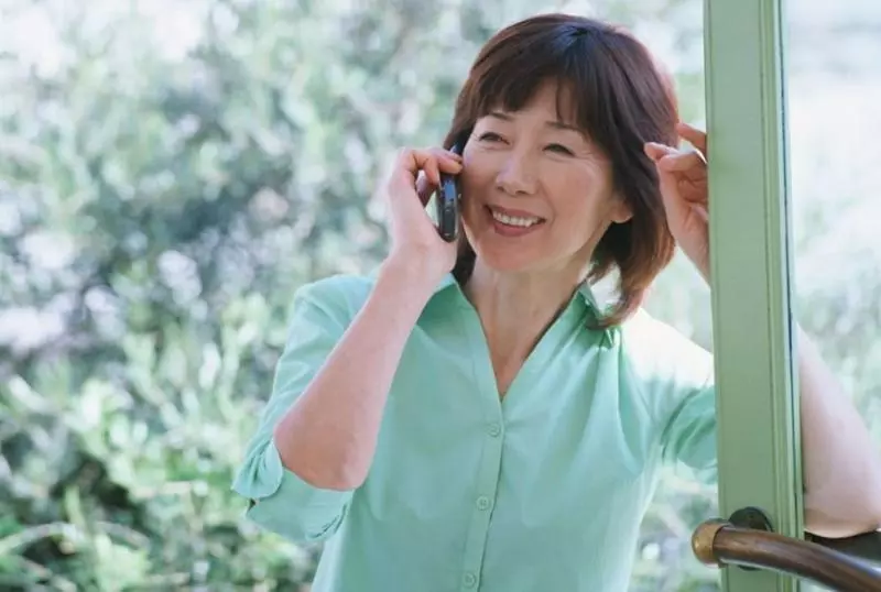 妻子遠嫁,岳母打電話關心,電話忘掛斷,聽到對話,妻子痛哭
