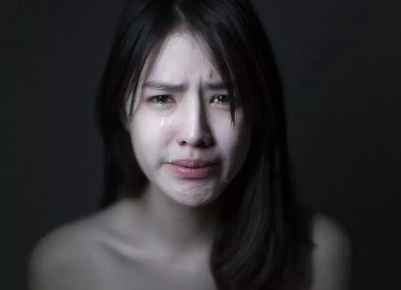 妻子遠嫁,岳母打電話關心,電話忘掛斷,聽到對話,妻子痛哭