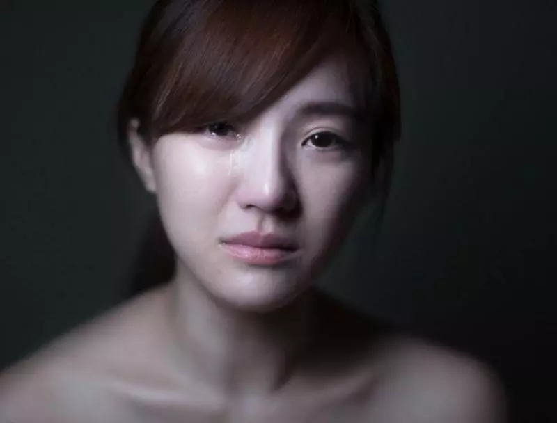 妻子遠嫁,岳母打電話關心,電話忘掛斷,聽到對話,妻子痛哭