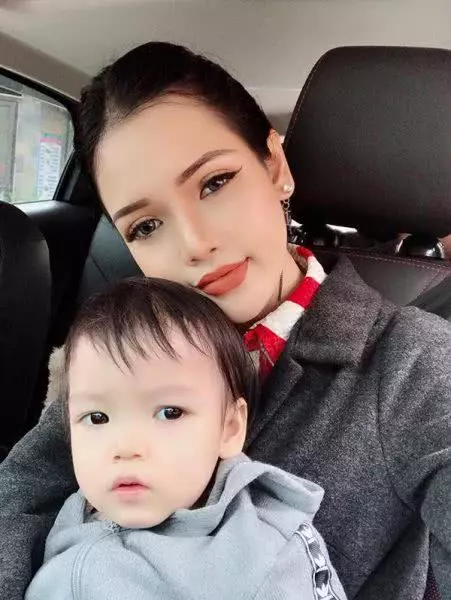 越南富二代看見前女友獨自帶小孩看病,心生不忍甘願當後爸!網友:那麼漂亮我也願意!