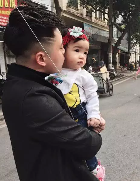 越南富二代看見前女友獨自帶小孩看病,心生不忍甘願當後爸!網友:那麼漂亮我也願意!