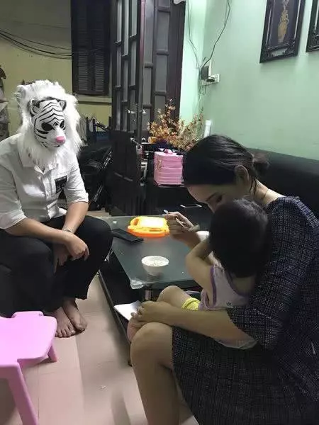 越南富二代看見前女友獨自帶小孩看病,心生不忍甘願當後爸!網友:那麼漂亮我也願意!