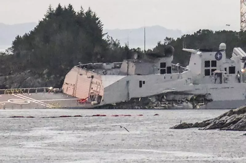挪威海軍護衛艦「英斯塔」號與一艘掛馬爾他旗的油輪發生衝撞,嚴重進水!