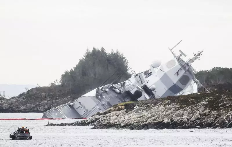 挪威海軍護衛艦「英斯塔」號與一艘掛馬爾他旗的油輪發生衝撞,嚴重進水!