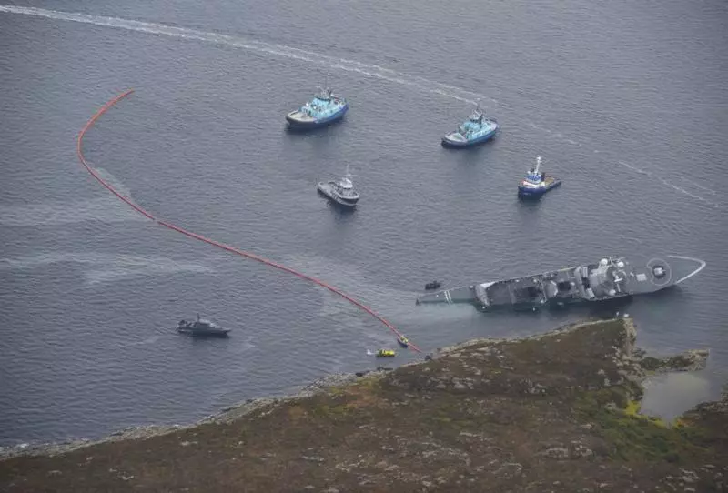 挪威海軍護衛艦「英斯塔」號與一艘掛馬爾他旗的油輪發生衝撞,嚴重進水!