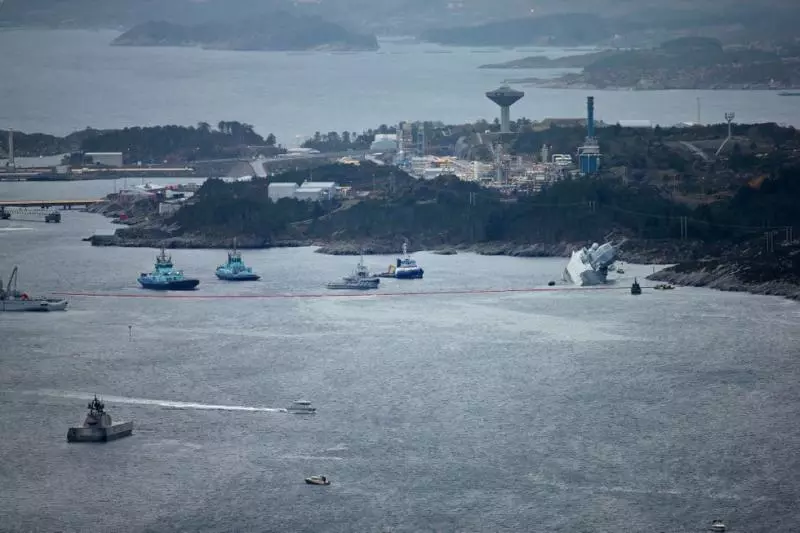 挪威海軍護衛艦「英斯塔」號與一艘掛馬爾他旗的油輪發生衝撞,嚴重進水!