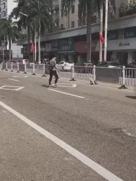 炎熱夏季,流浪狗腿受傷坐在路上無人問津,善良帥哥暖心抱起救下汪汪!