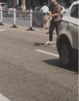 炎熱夏季,流浪狗腿受傷坐在路上無人問津,善良帥哥暖心抱起救下汪汪!