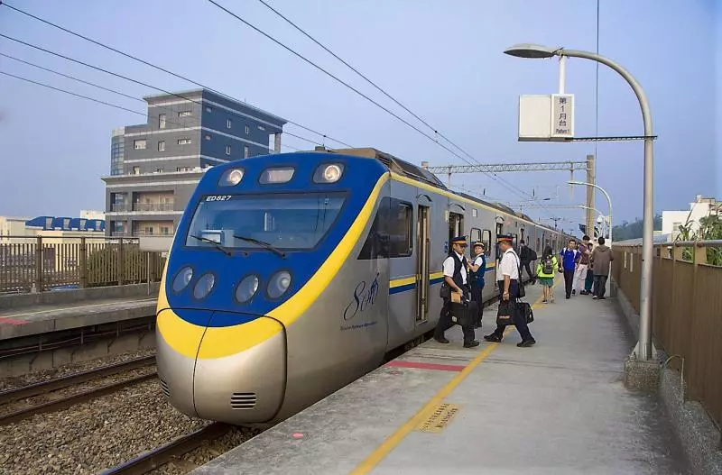 列車長人工廣播直呼「廣播器壞掉都不修」,後面再補一句直接擊中乘客笑穴,網友:「感覺他怨氣很重!」