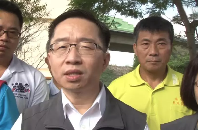 忍惡臭打撈!苗栗消失的「毒大閘蟹」被發現沉池底,1400公斤全數打撈,沒流出市面販售!