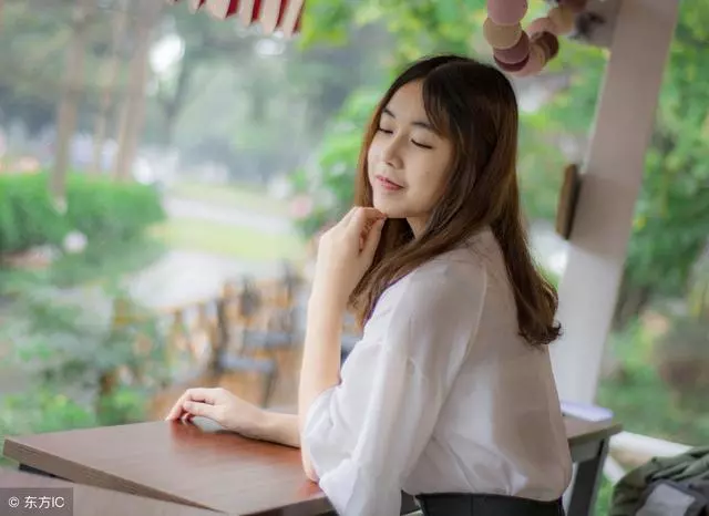 頭一次去男友家,晚上和婆婆睡,她老是碰我的腿,掀開被子我逃走