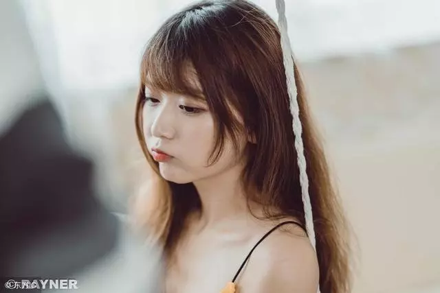 離婚後我獨自回娘家,前夫帶漂亮老婆來羞辱,進門之後他跪下