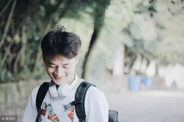 離婚後我獨自回娘家,前夫帶漂亮老婆來羞辱,進門之後他跪下