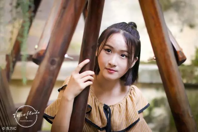 離婚後我獨自回娘家,前夫帶漂亮老婆來羞辱,進門之後他跪下