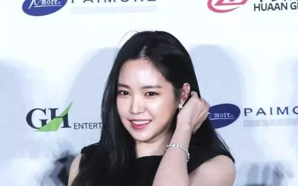 門面擔當的她被疑整容失敗,自稱從來沒談過戀愛,網友誰信
