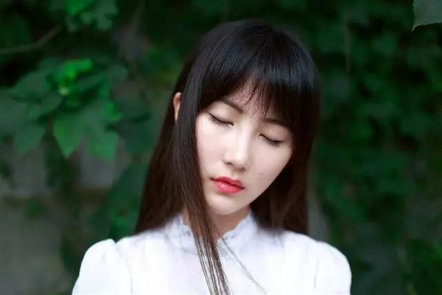 小三挺大肚上門逼離婚,婆婆大魚大肉招待,她剛吃一口就落荒而逃