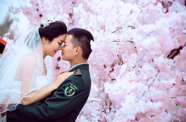 軍嫂參加同學聚會被同學侮辱,酒店老闆的做法讓人拍手叫好