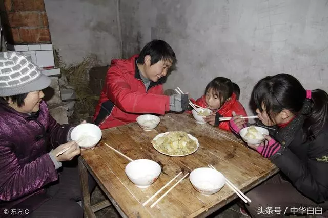 姑姐搬新家我送她沙發,她發來信息感謝我,我跟老公提出離婚