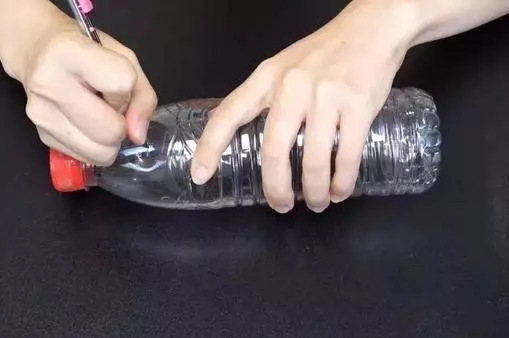 礦泉水瓶不要扔了,剪幾刀套在衣架上,解決了家家戶戶的大難題!