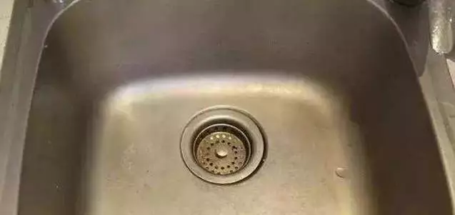 礦泉水瓶不要扔了,剪幾刀套在衣架上,解決了家家戶戶的大難題!