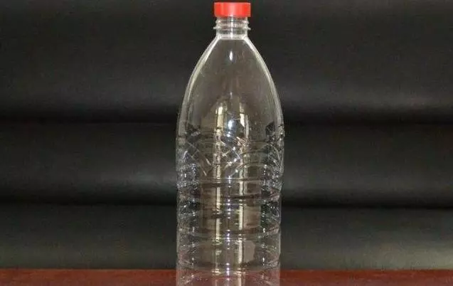 礦泉水瓶不要扔了,剪幾刀套在衣架上,解決了家家戶戶的大難題!