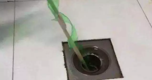 礦泉水瓶不要扔了,剪幾刀套在衣架上,解決了家家戶戶的大難題!