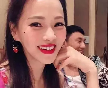 49歲伊能靜曬全家福,自己沒整容,看到她90歲老母親網友驚呆!