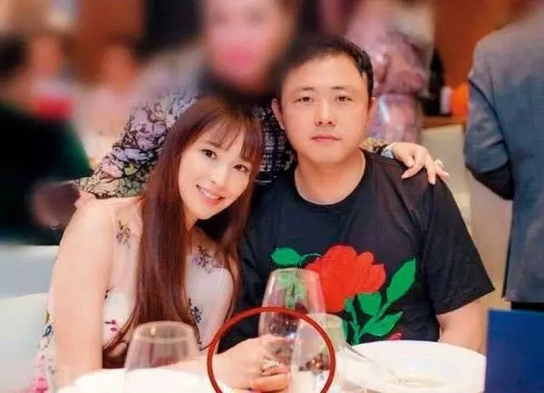 232億正宮地位保不住?吳佩慈「霸氣舉動」捍衛擋新歡…百億未婚夫4字回應網友全看傻!