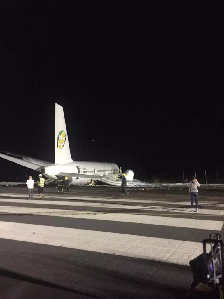 客機迫降衝出跑道 6乘客受傷