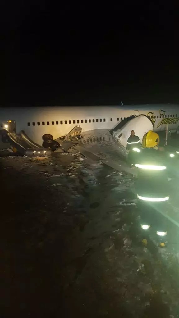 客機迫降衝出跑道 6乘客受傷