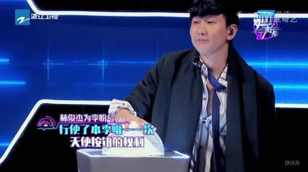 林俊傑煙燻妝辣眼睛?昨晚張藝興也化煙燻妝了,你PICK哪個呢?
