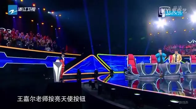 林俊傑煙燻妝辣眼睛?昨晚張藝興也化煙燻妝了,你PICK哪個呢?