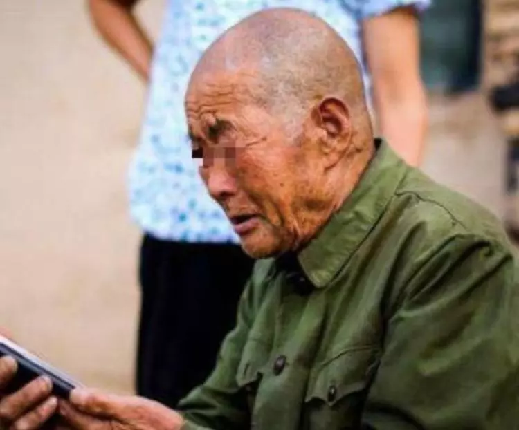 婚禮上父親被親戚嘲笑,酒店老闆一瞧直接跪下,大夥臊的滿臉通紅