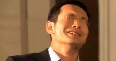 夫妻吵架,丈夫把老婆和孩子反鎖在屋裡,三天後開門進屋,他淚目