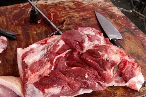 為什麼菜市場的豬肉要擺著賣,牛肉卻要掛著賣,看完漲知識了!