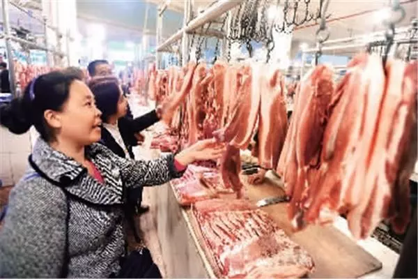 為什麼菜市場的豬肉要擺著賣,牛肉卻要掛著賣,看完漲知識了!