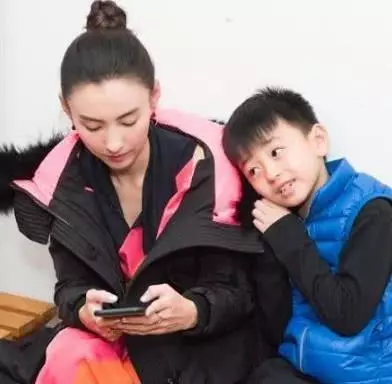 謝霆鋒問兒子,是否接受讓王菲當他後媽?大兒子只回答了7個字!