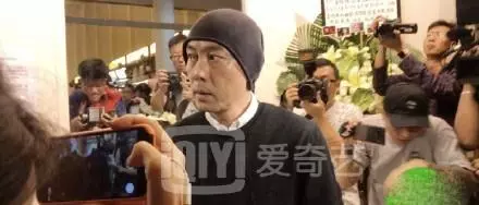 藍潔瑛追悼會,張衛健表情憔悴難掩悲傷,卻有人抹口紅面帶微笑?