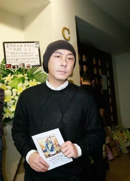 藍潔瑛追悼會,張衛健表情憔悴難掩悲傷,卻有人抹口紅面帶微笑?