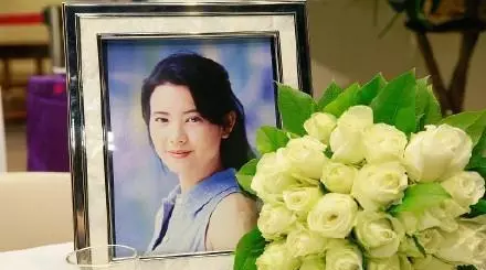 藍潔瑛追悼會,張衛健表情憔悴難掩悲傷,卻有人抹口紅面帶微笑?
