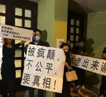 藍潔瑛追悼會,張衛健表情憔悴難掩悲傷,卻有人抹口紅面帶微笑?